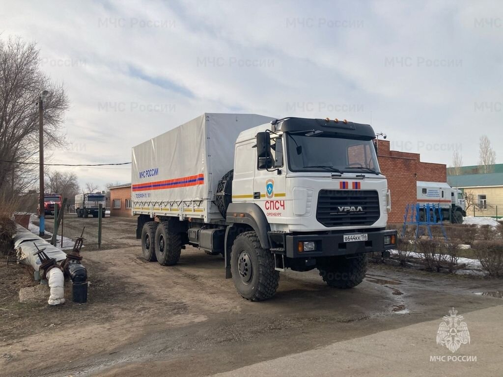    МЧС наращивает группировку: В Акбулак, где ожидается приход «большой воды», направили специалистов из Оренбурга и Самары