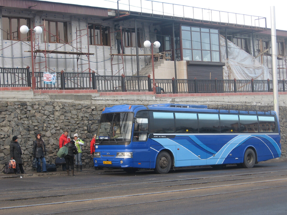 Вот такой автобус и повез нас в Маньчжурию