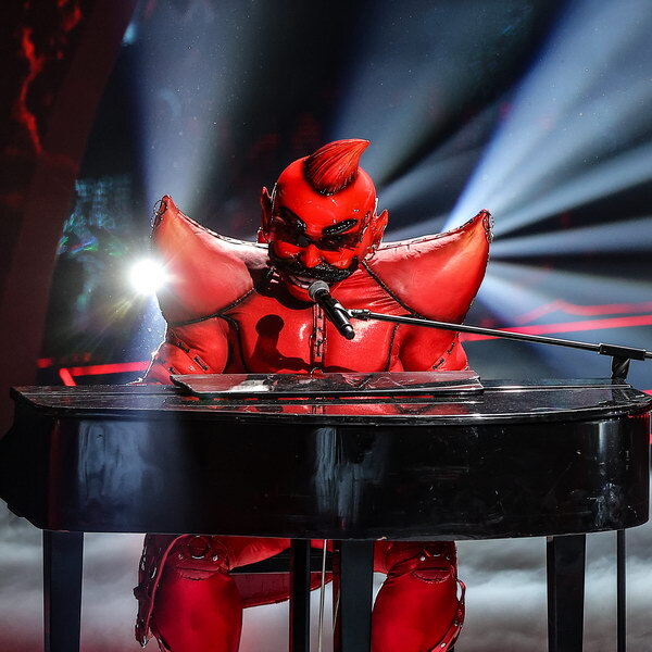     Dava оказался Перцем, а Анита Цой вернулась в «Маску» в образе Бабки-Ёжки из «Летучего корабля»