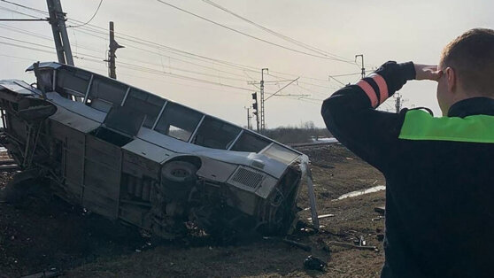    Поезд протаранил автобус в Ярославской области, 8 человек погибли Роман Захаров