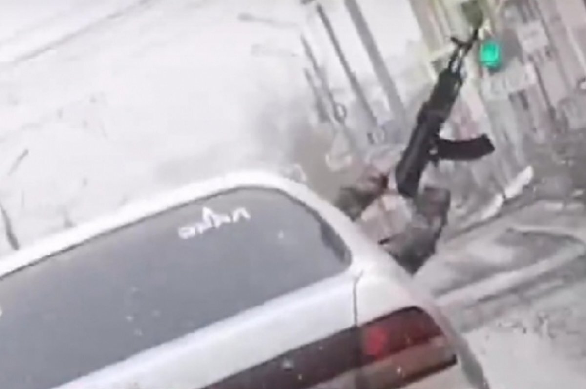    В Томске нашли водителя и пассажира, которые ездили по городу с автоматом