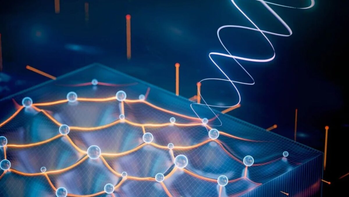 Гравитон — предполагаемая частица гравитации, почти Святой Грааль современной физики. Ее ищут со времен Эйнштейна и, если найдут, это перевернет понимание мира наукой.

Ученые из Колумбийского университета (США), Нанкинского университета (Китай), Принстона (США) и Мюнстерского университета (Германия) в журнале Nature представили первые экспериментальные доказательства существования хиральной гравитонной моды (chiral graviton modes, CGM) в полупроводниковом материале. 

CGM, по-видимому, очень похожа на гравитон, еще не открытую элементарную частицу. В квантовой физике высоких энергий считается, что гравитон должен порождать гравитацию, одну из фундаментальных сил Вселенной, которая во многом остается загадочной. Возможность изучать гравитоноподобные частицы в лаборатории может помочь заполнить критические пробелы между квантовой механикой и теориями относительности Эйнштейна, решить главную дилемму в физике и расширить наше понимание мира.
