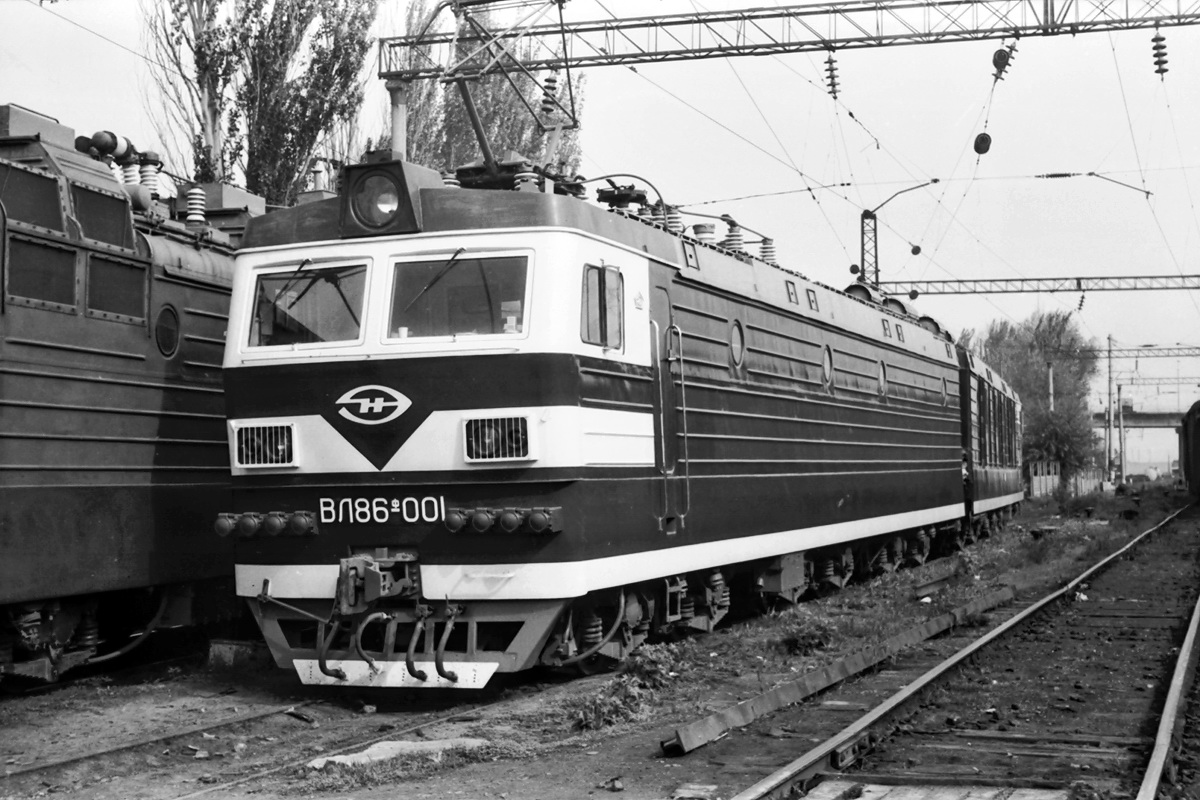 ВЛ86Ф-001 в депо Батайск. Источник: ru.wikipedia.org Авторство: iva-savickii. Gallery Photoarchive copy at the Wayback Machine, CC BY-SA 4.0, https://commons.wikimedia.org/w/index.php?curid=66679032