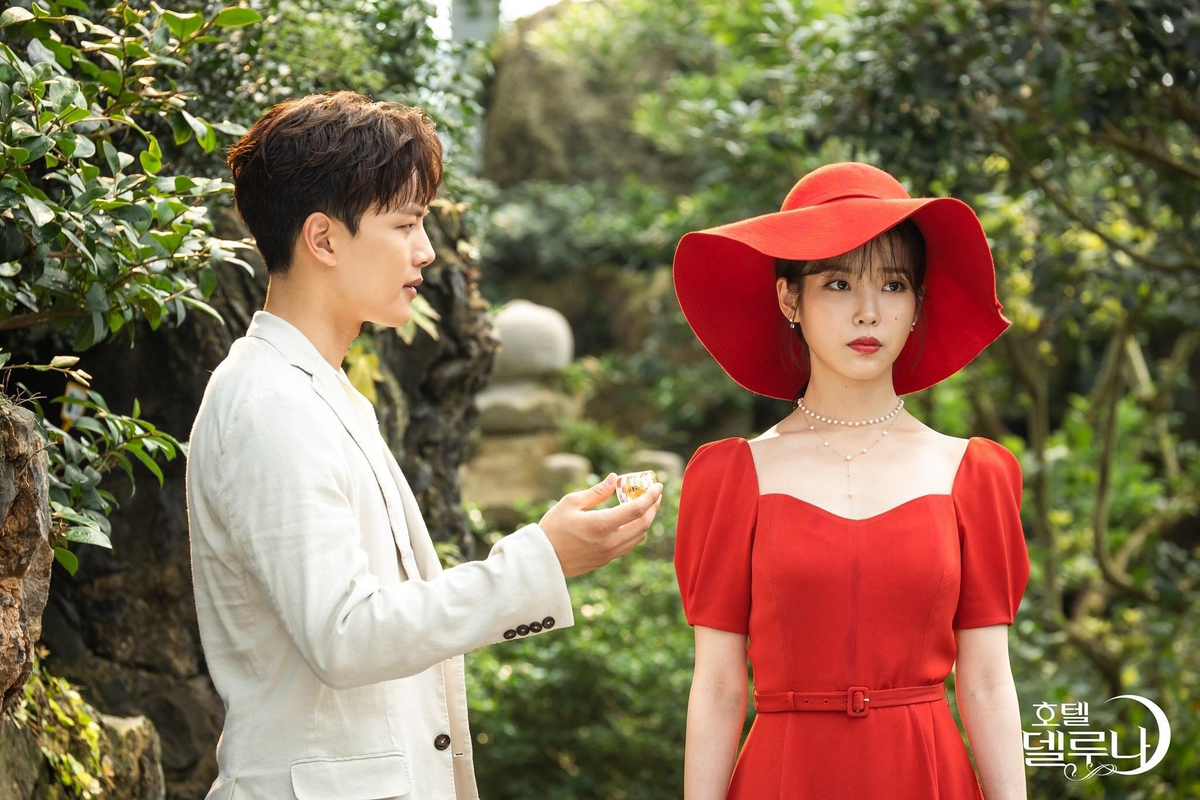 Во всех ты, Душенька, нарядах хороша! Может, кто подскажет: есть ли в Корее какая-нибудь премия за звук, свет, монтаж, костюмы и прочие технические и художественные достижения? Или только актёрам награды выдают?