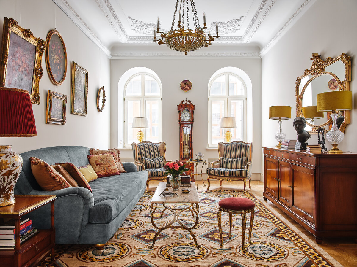 Гостиная. Кресла и диван Bedding, часы Fratelli Consonni, антикварный столик, первая половина ХХ века, найден в галерее «Живые вещи», табурет из Redecoration store, ковер из Декораторского ателье Марка Патлиса.