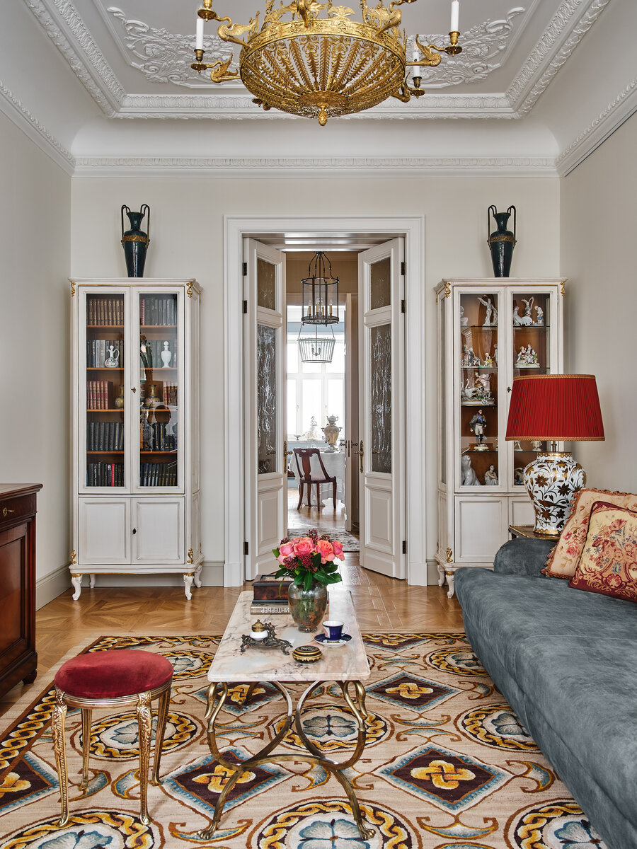 Витрины Silvano Grifoni, люстра — реконструкция светильника по рисункам Огюста Монферрана 1820-х годов, выполненная мастерской «Бахметевъ 1764». 