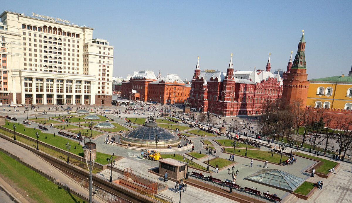 Манежная площадь с подземным торговым центром. (https://upload.wikimedia.org/wikipedia/commons/7/77/Manezhnaya_Square2017.jpg)