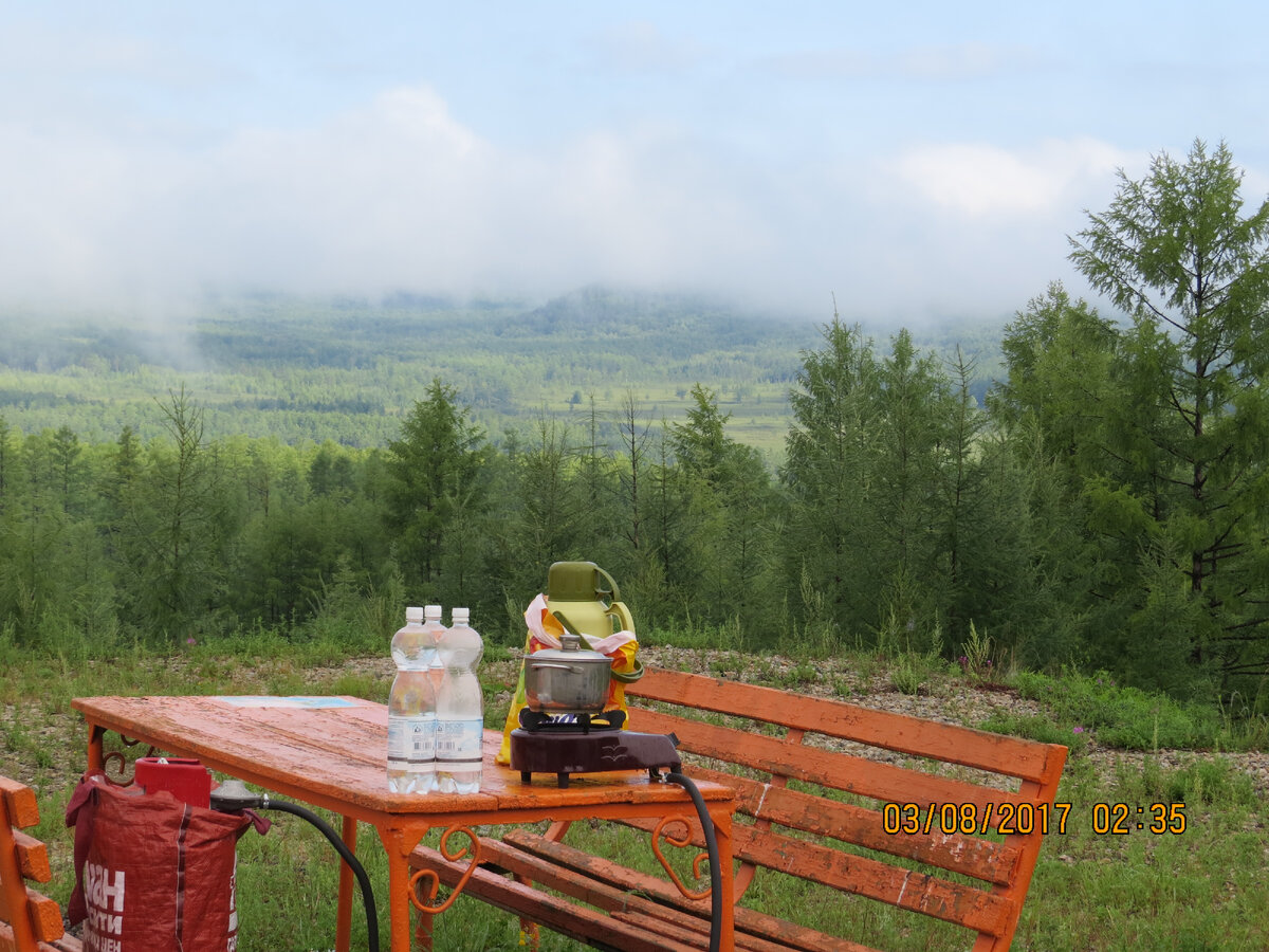 Уличное кафе в облаках