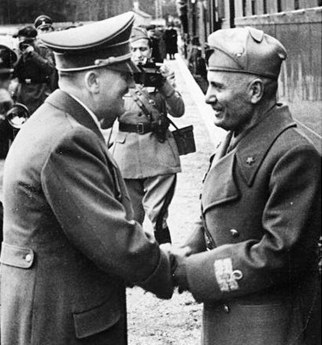 Апрель 1943 г. Гитлер встречает Муссолини на вокзале Зальцбурга перед встречей в замке Клессхайм. Заметно, что дуче сильно похудел и осунулся