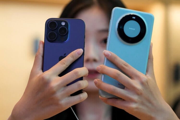   Продажи iPhone в КНР стремительно падают, а Huawei — стремительно растут. Фото: Reuters