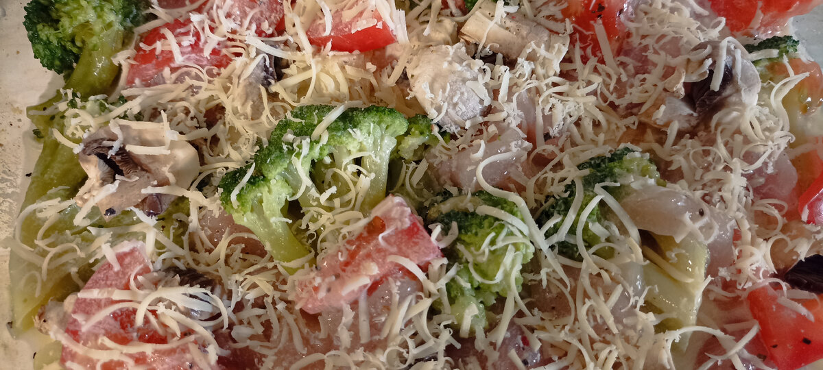 Запечённая куриная грудка с овощами. На 100 гр. белки - 10,1; жиры - 3; углеводы - 3,1; ккал- 77,7
