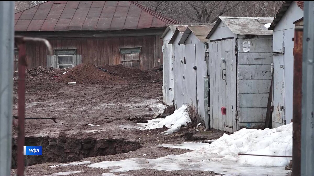    Появились подробности мощного обвала грунта на улице Бехтерева в Уфе - сюжет "Вестей"