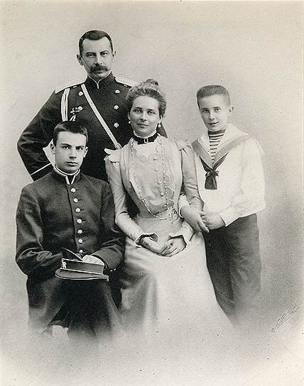 Юсуповы. Слева направо - Николай (брат), Феликс (отец), Зинаида (мать), Феликс.
