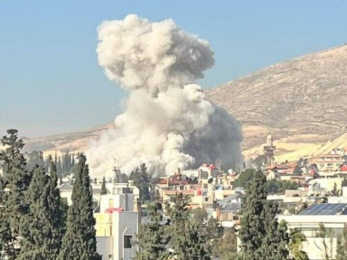    Дым на месте взрыва в Дамаске, Сирия© фото очевидца