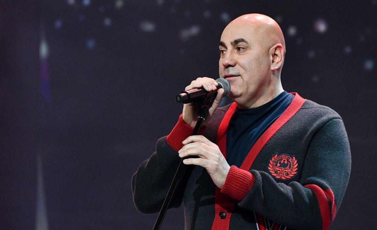 Тони роббинс зал. Насчет выступления. Человек на сцене. Тони роббинс зал. Тони роббинс оратор.