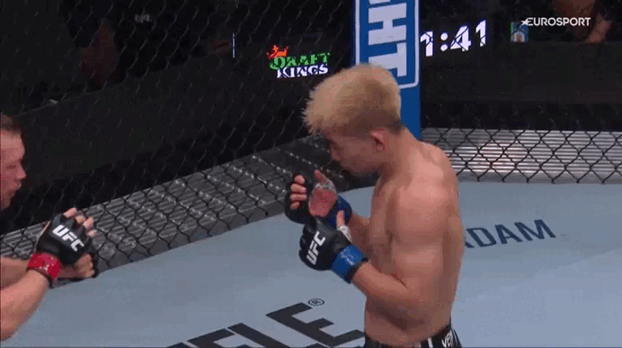 Петр Ян на своих рваных связках выигрывает у сильнейшего бантамвейта Китая