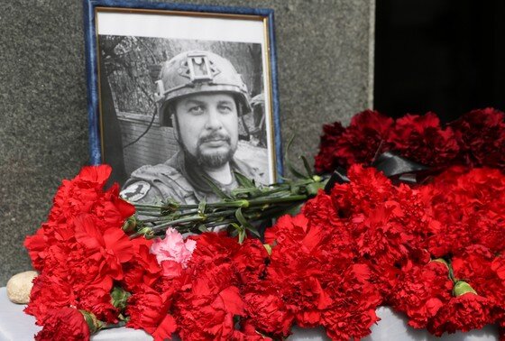    Цветы в память о погибшем военном корреспонденте Владлене Татарском (Максиме Фомине)