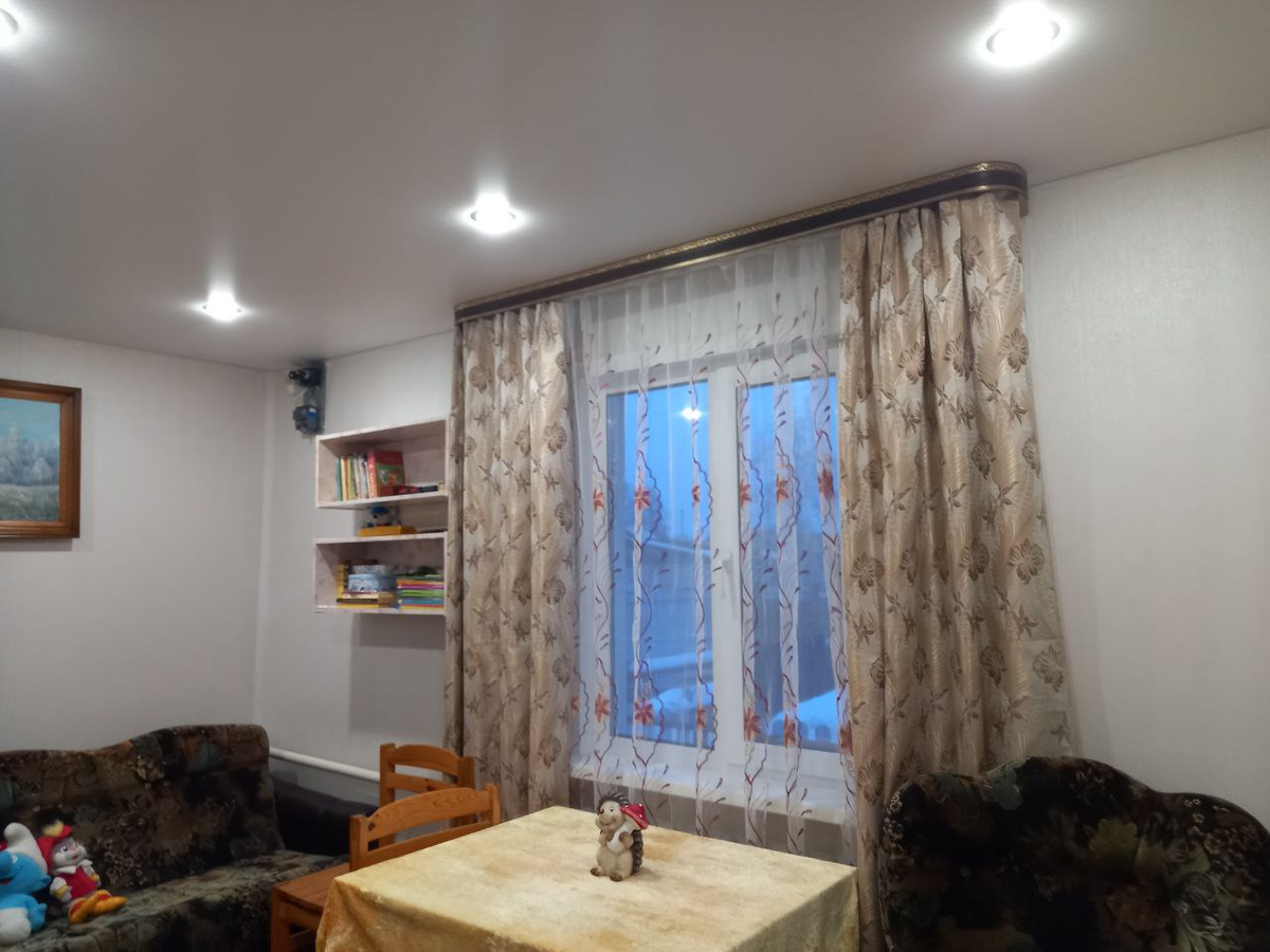 Стол пока ещё старый. Тот, что стоял здесь раньше.