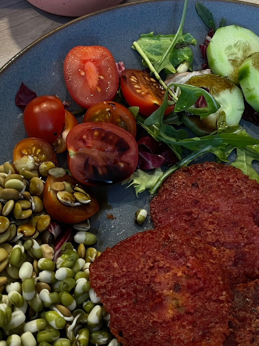 На фото эти оладушки, но с добавлением варенной свеклы на этапе блендера. Тоже очень вкусно 