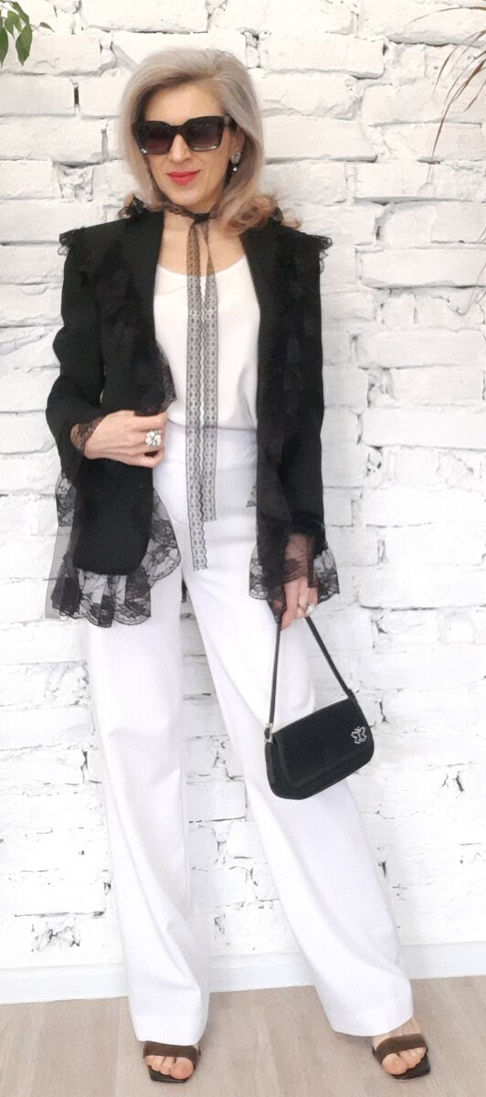 Жакет, топ, брюки и сумочка из секонд-хэнда.