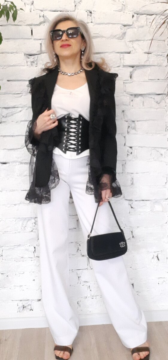 Жакет, топ, брюки и сумочка из секонд-хэнда.