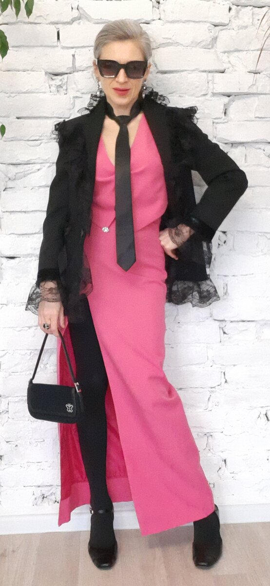 Жакет, галстук и сумочка из секонд-хэнда.