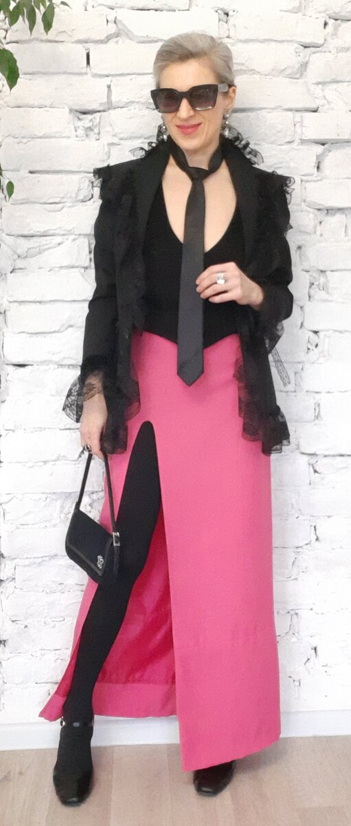 Жакет, жилет, галстук и сумочка из секонд-хэнда.