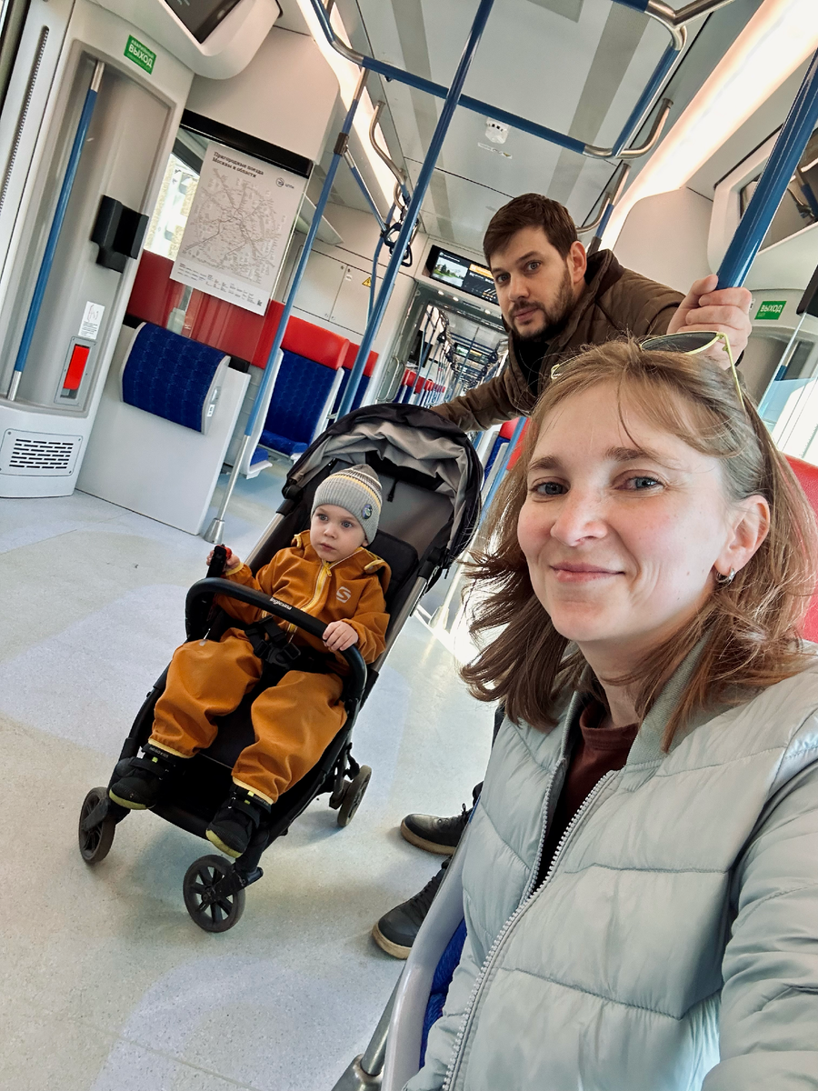 Тут мы уже спрятали толстовки в рюкзак, а Великий Нехочуха отказывался снимать шапку (консерватор).