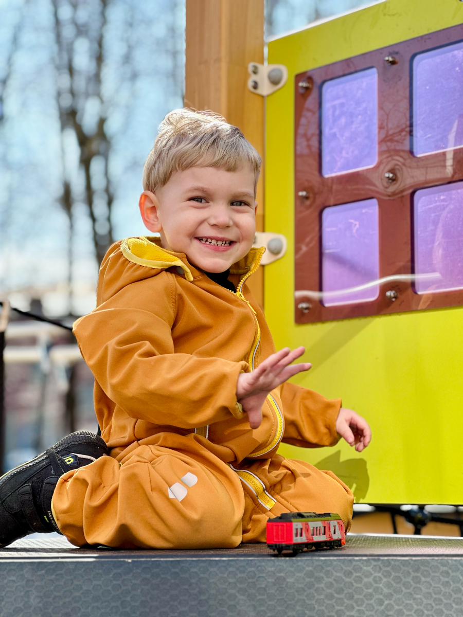 Воскресенье, время 12 часов дня, самая жара. 