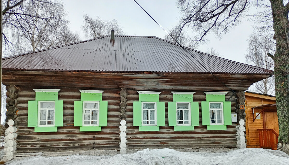 Соседка пришлось переехать в дальний посёлок. 