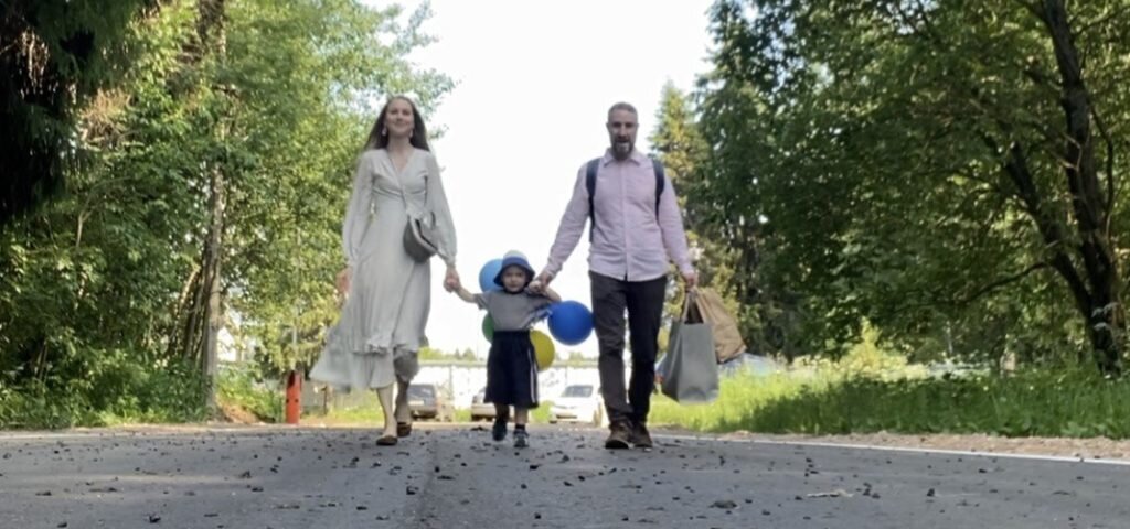 Фото: Путь вперед длиною в жизнь, а позади стены детского дома — семейный архив 