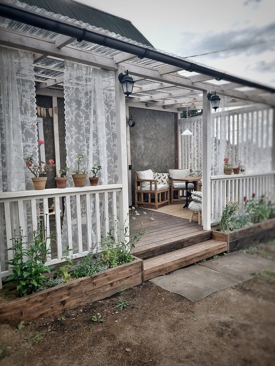 Прошлым летом супруги построили террасу (до этого ее не было) 