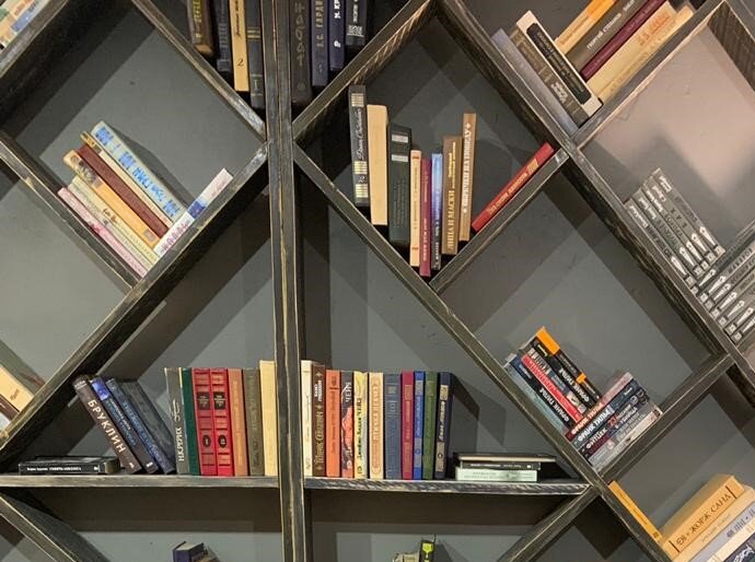 Личное фото автора. Кафе "Набоков". Интерьер.