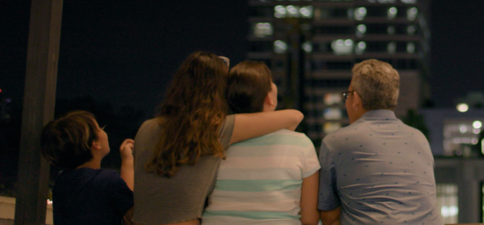 Кадр из фильма, на котором изображена семья одной из главных героинь.