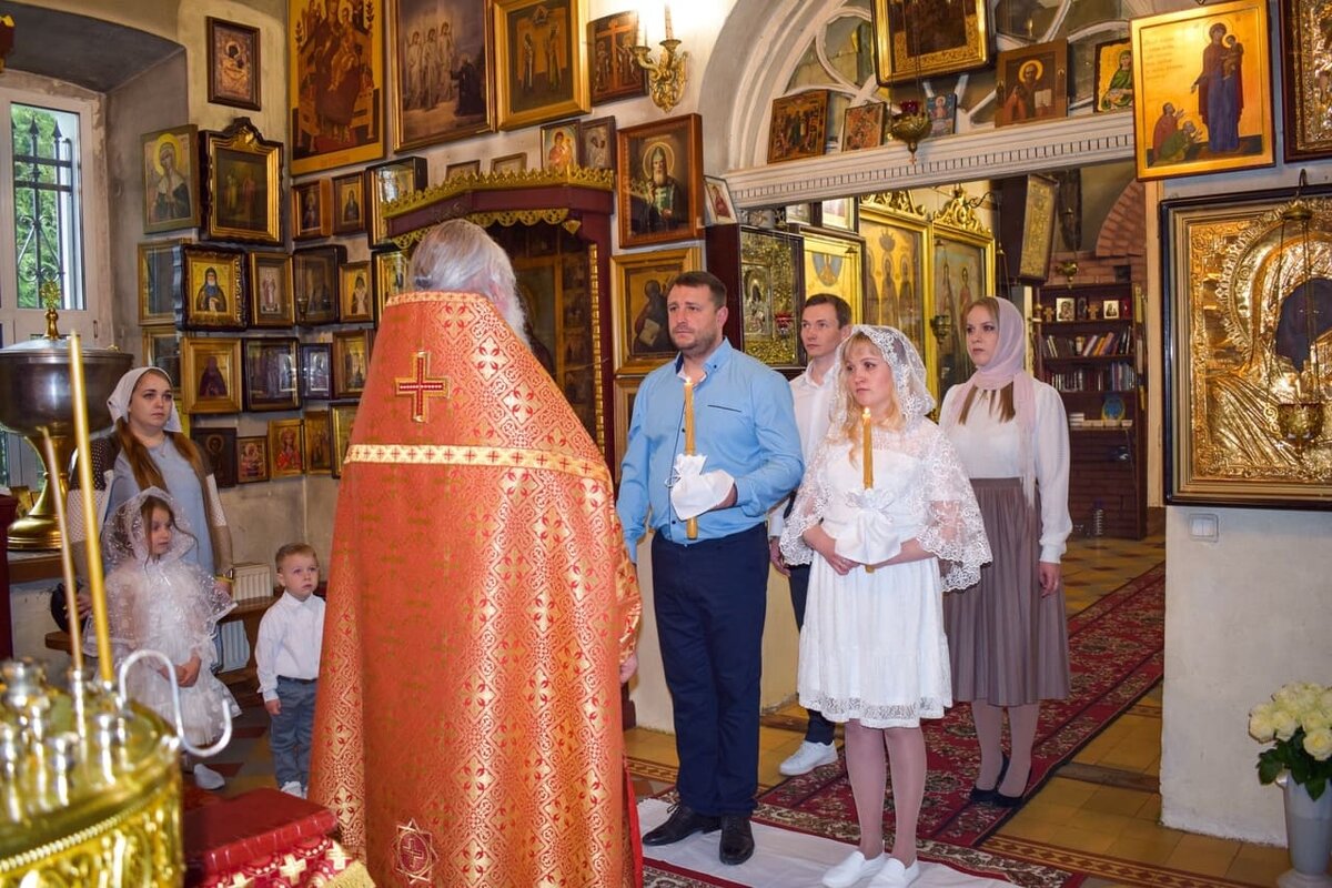 венчание в православном храме. венчание в церкви. венчальные венцы. венчание друзей. таинство венчания.