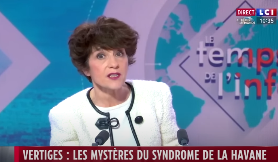 Ведущая Элизабет Мартишу очень серьезно предупреждает, что это вам не шуточки. Только нам кажется, что ей не хватает красного клоунского носа?