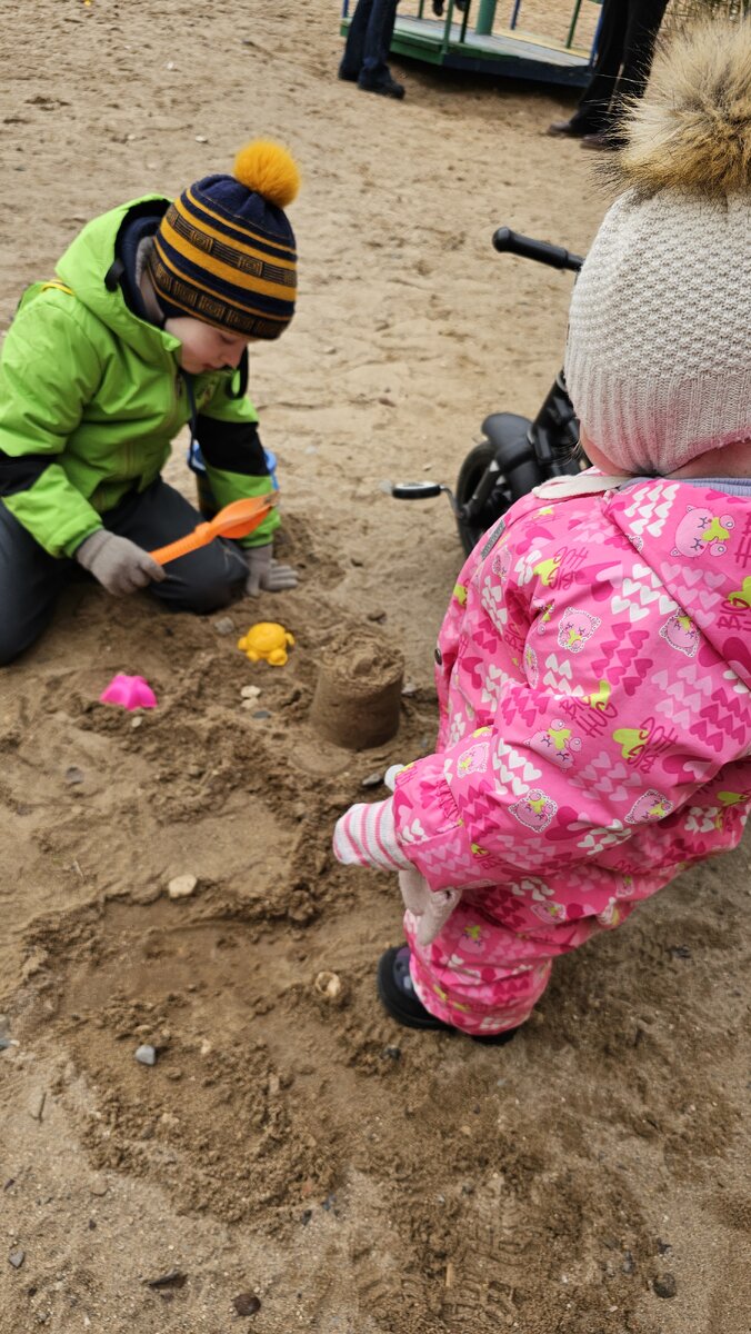 Вот для Эмилии первый в её жизни замок мальчик построил, правда из песка 😁