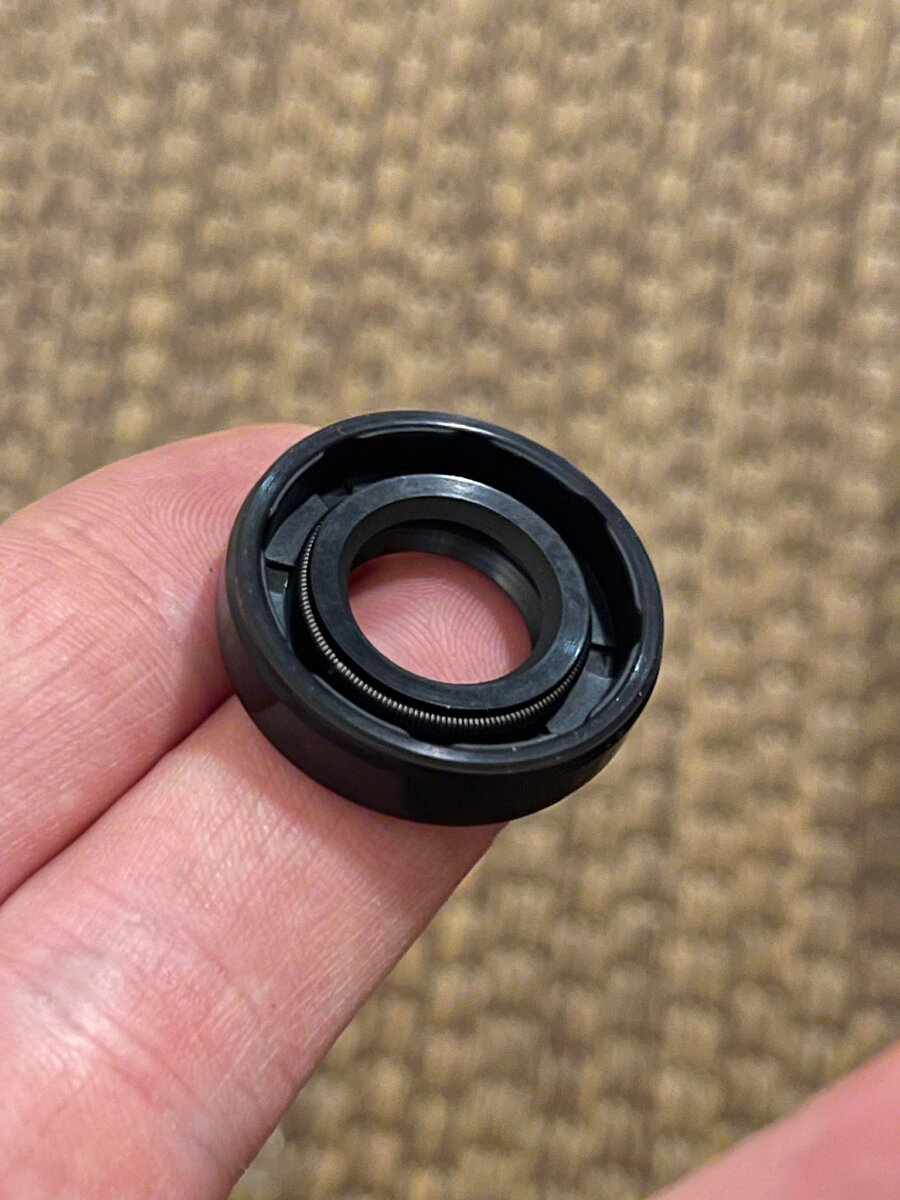 Пыльник - ближе к пальцам, сальник - с пружинкой сверху. Раньше я их не разглядывал, даже и не думал что тут двойная защита)