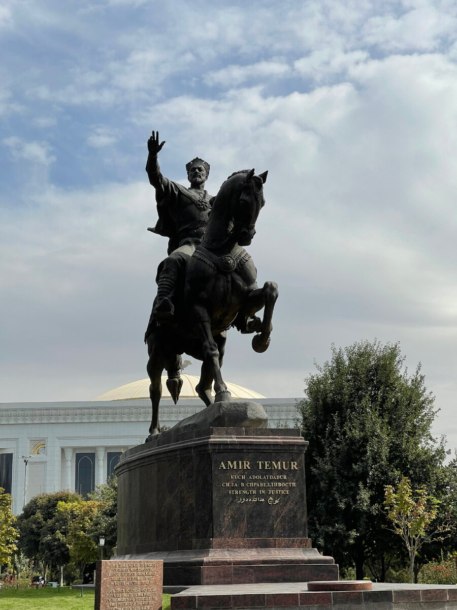 Памятник Амиру Темуру