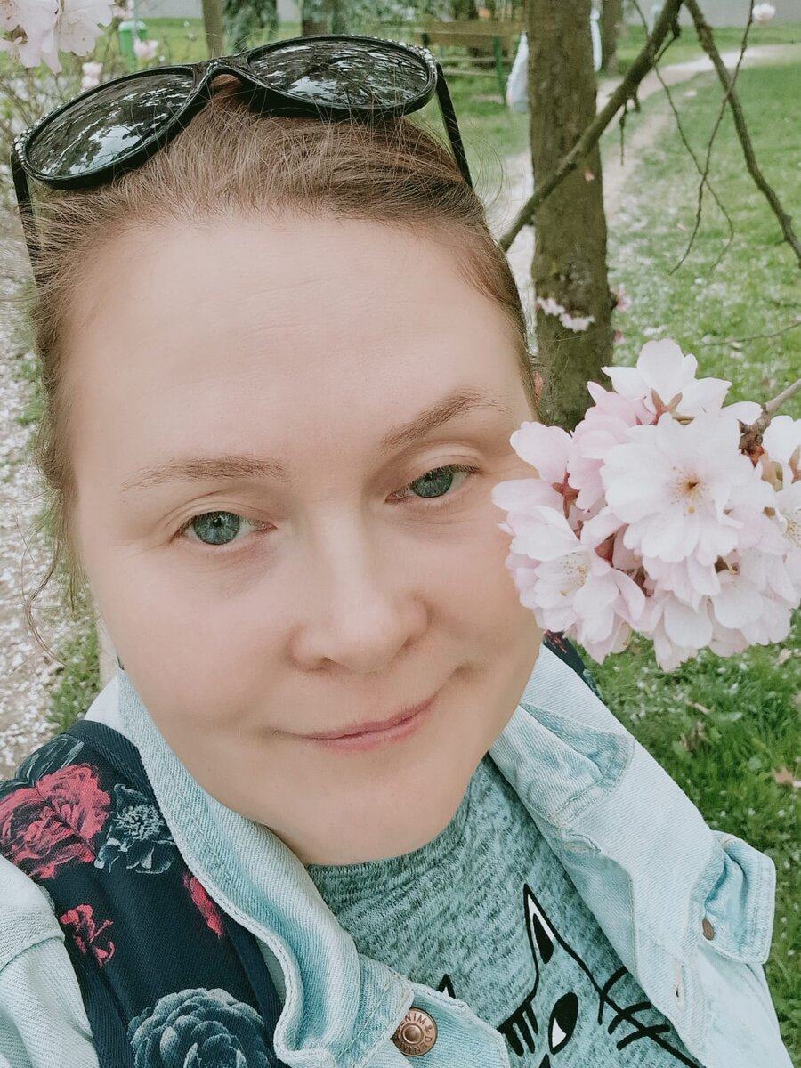 это я с сакурой:) надо бы нормально пофотографироваться, пока она цветёт))