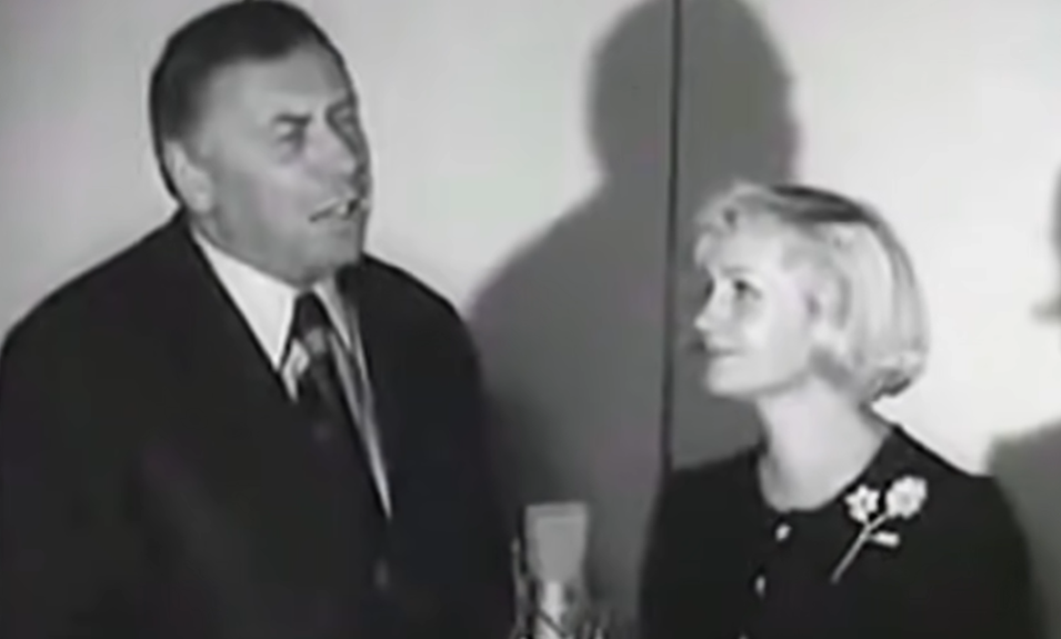 Анатолий Папанова и Клара Румянова во время исполнения новогодней песни из мультфильма