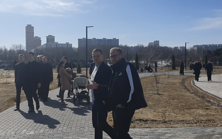 Гендиректор "Спартака" Олег Малышев (справа) после посещения храма. Фото Артема Локалова