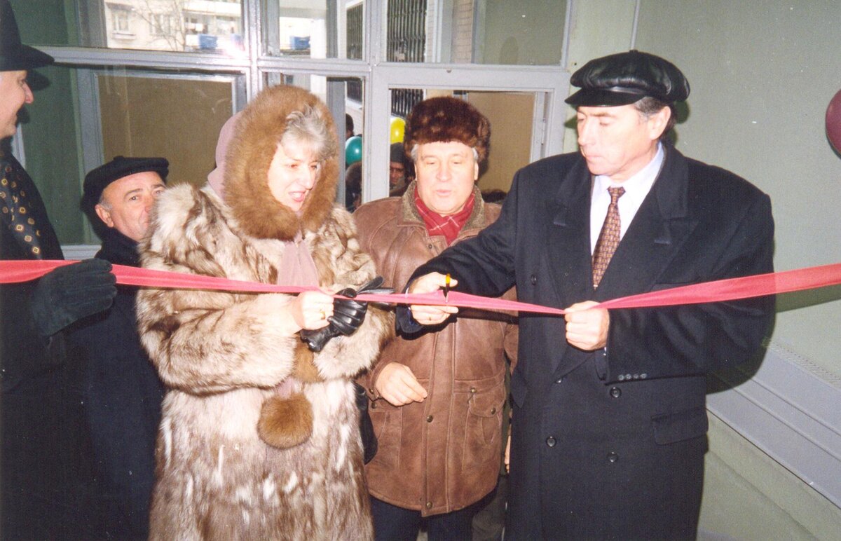Заместители префекта СВАО Рабер И.Я. и В.Платонов вместе с министром строительства России Е.Басиным разрезают ленточку при торжественной госприемке первого дома программы доступного жилья на Анадырском проезде 29 октября 1996 года