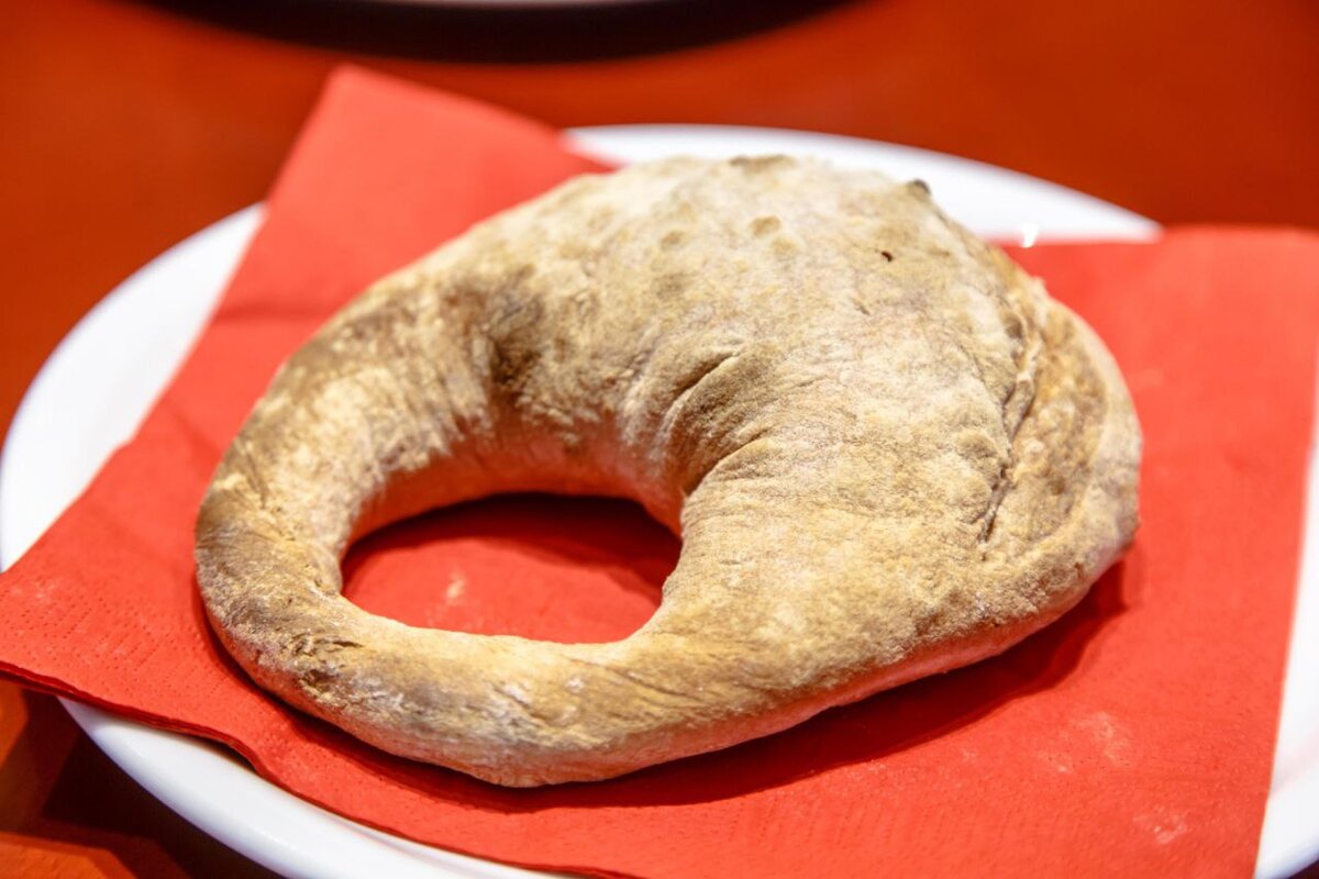 Выражение «дойти до ручки», как известно, значит совсем опуститься, потерять человеческий облик. При этом таинственная «ручка» в афоризме представляет собой всего лишь часть обыкновенного хлебобулочного изделия — калача.

Калачи выпекали на Руси с древних времен и в городах, и в деревнях. Сведения о продаже хлебных изделий горожанам содержатся еще в новгородских источниках. Выпечку навынос делали из пресного теста в форме замка с круглой дужкой. Горожане любили покупать калачи у торговцев и есть их прямо на улице, держа за специальную часть — ручку, представлявшую собой перемычку калача.
Из соображений гигиены саму ручку в пищу не употребляли, а отдавали ее нищим либо бросали на съедение собакам. Отсюда и возникло выражение: дойти до ручки. Человек, который не брезговал съесть ручку от чужого калача, ставил себя вровень с уличными собаками.
