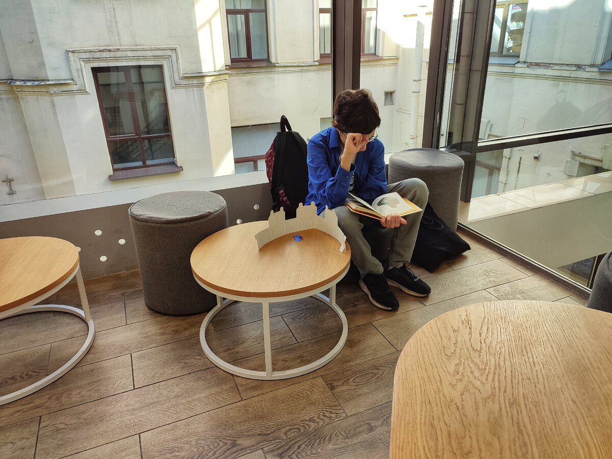 Сын в любимом "Буквоеде" на Невском, 46.