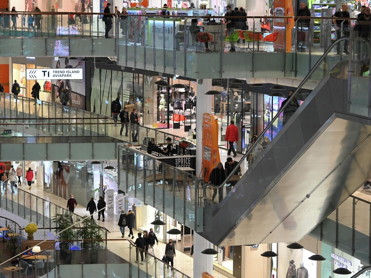    Покупатели в торговом центре © РИА Новости / Максим Блинов