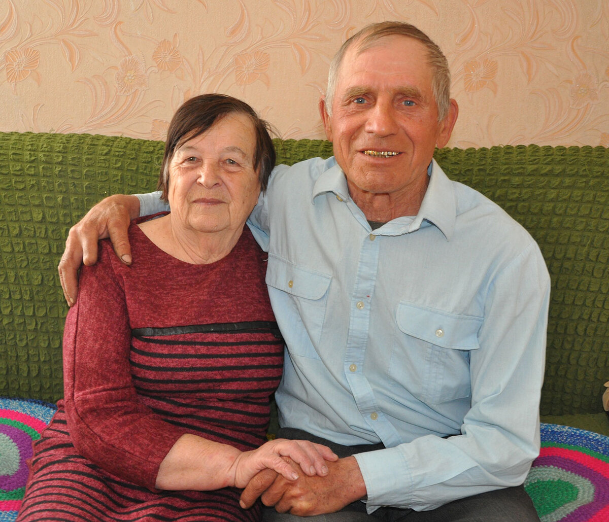 Сама Наталья Петровна (в девичестве Данилова) родом из Владимирской области. Родилась она недалеко от Москвы в небольшом городке Кольчугино. О своем детстве женщина вспоминает без особого трепета. Война, нищета, голод… До второго класса ее в основном воспитывала бабушка, а когда бабушки не стало, девочка практически была предоставлена самой себе.