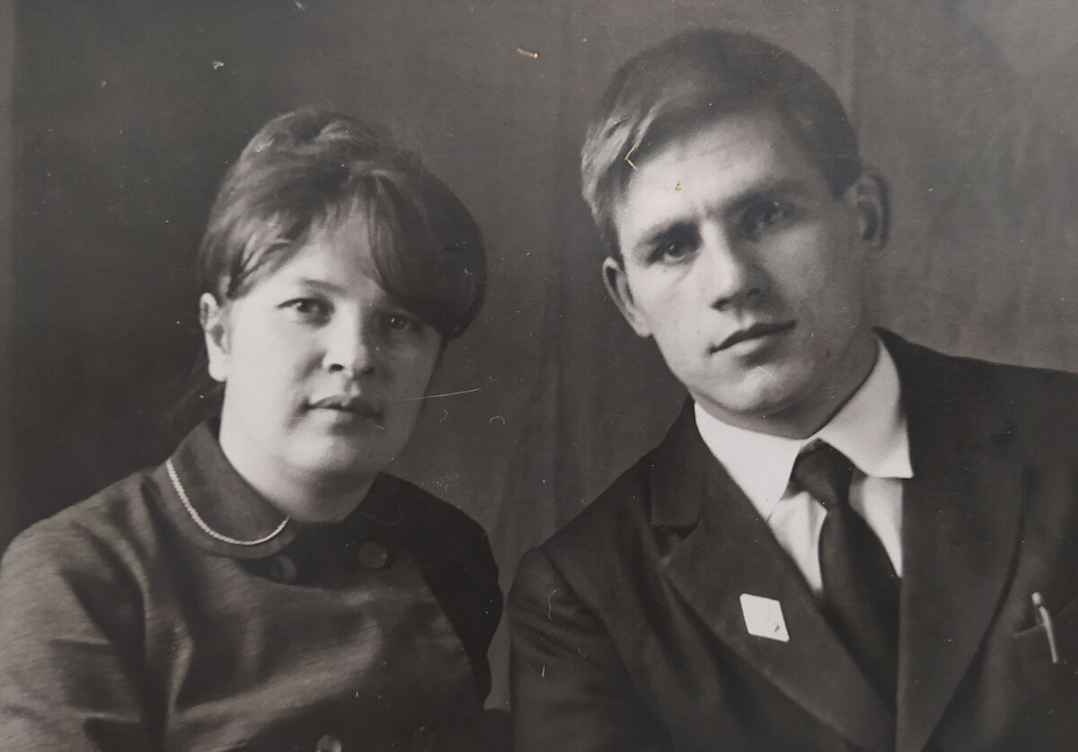 Иван Павлович же был коренным жителем Большой Нички. Здесь прошло его детство. По окончании школы он уехал учиться на математика в Хакасию. А практику проходить приезжал в родную школу. Там-то будущие супруги и познакомились.