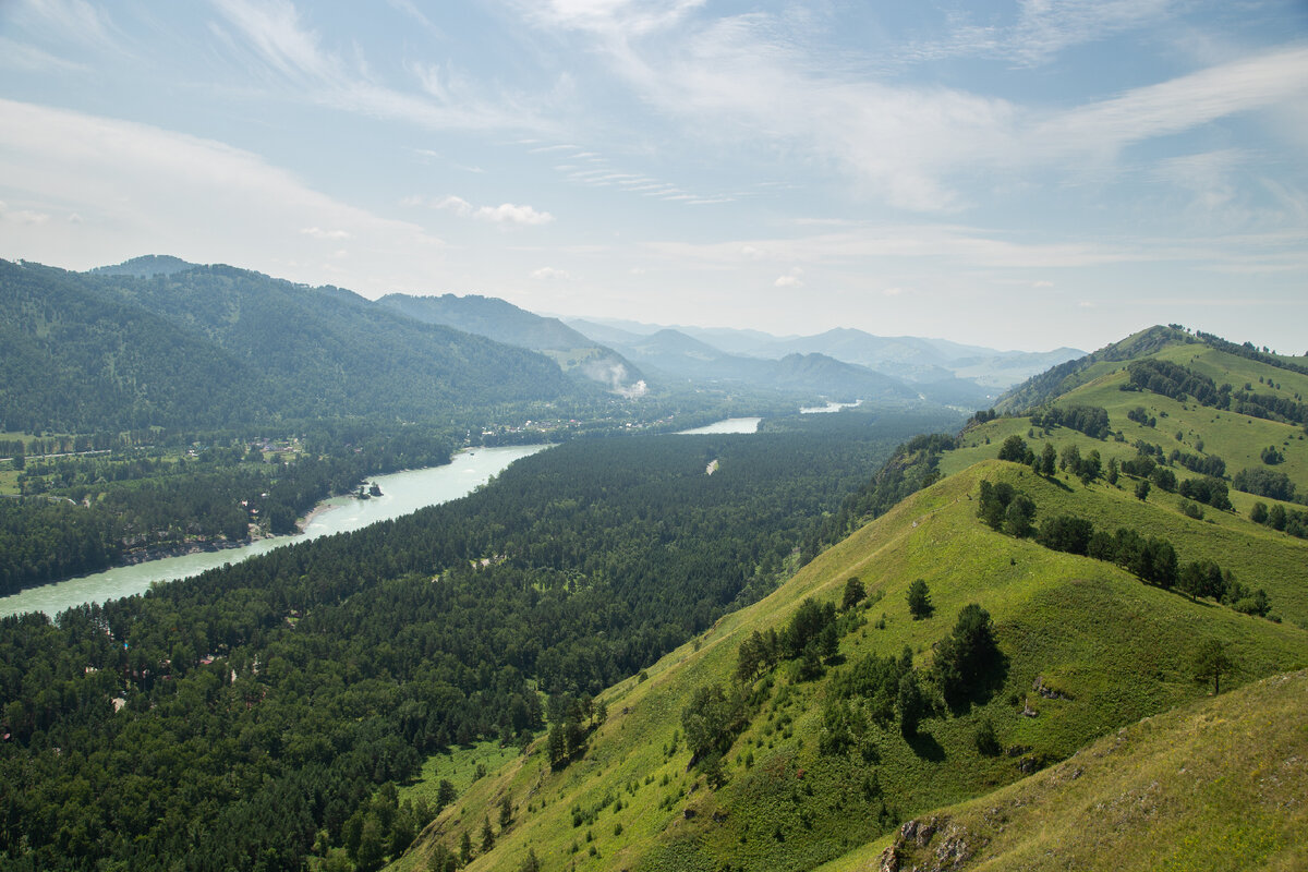 Вот такой вид открывается неподалёку от Горно-Алтайска. 