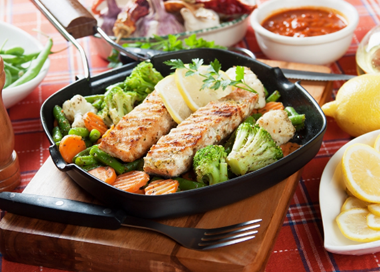 Рыбный стейк, приготовленный на сковороде-гриль